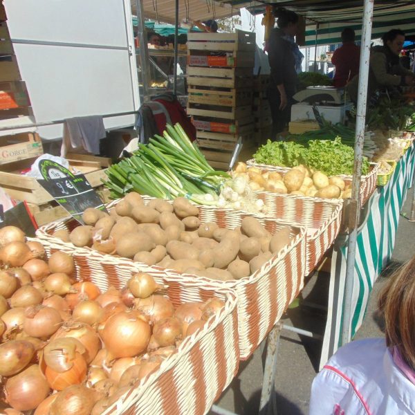 Panier en papier journal dédié au marché de fruits et légumes