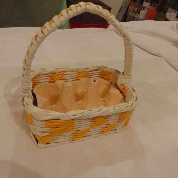 panier à oeuf en papier journal blanc et jaune