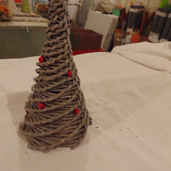 sapin de noël réalisé en eco vannerie marron et rouge