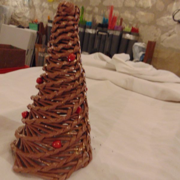 sapin de noël en papier journal marron et rouge