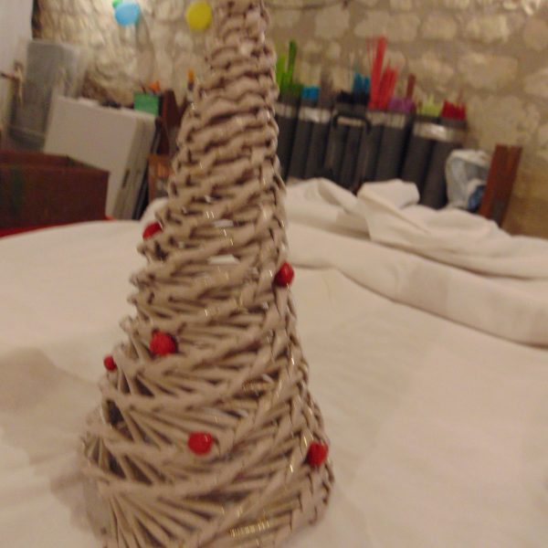 sapin de noël en papier journal marron clair et rouge