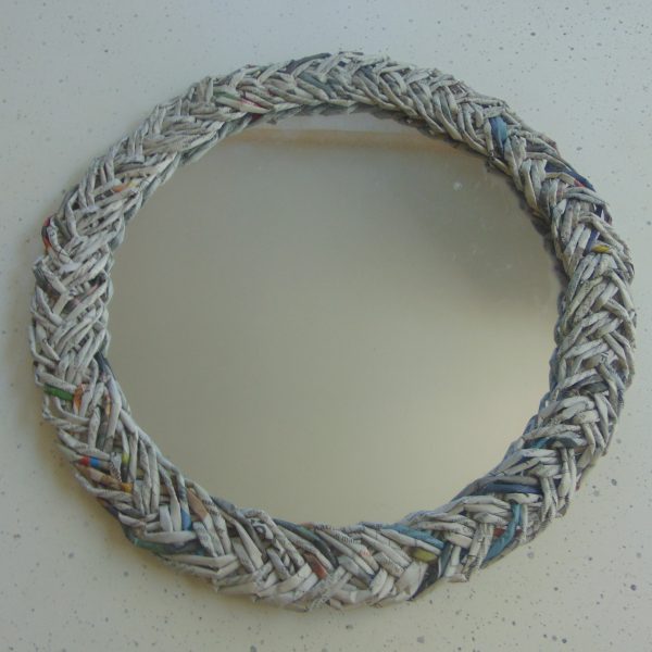 Miroir en papier journal brut