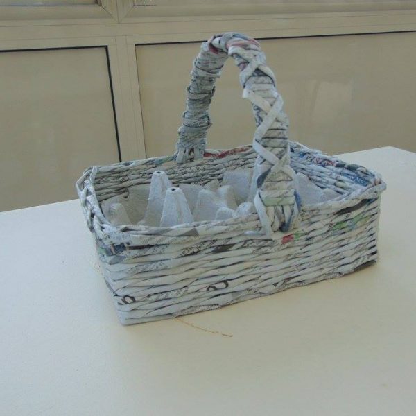panier à oeufs en papier journal brut