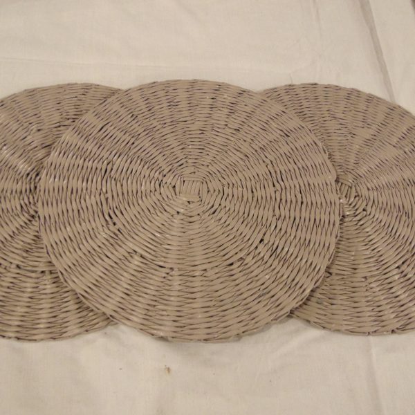 set de table en papier journal gris