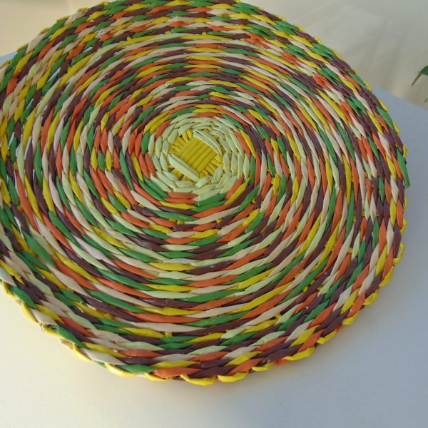 set de table en papier journal multicouleurs