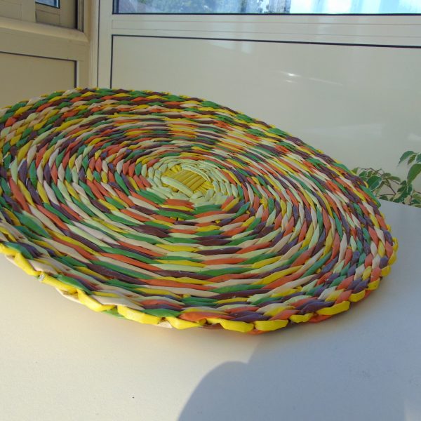 set de table en papier journal beige, jaune, orange, vert et mauve