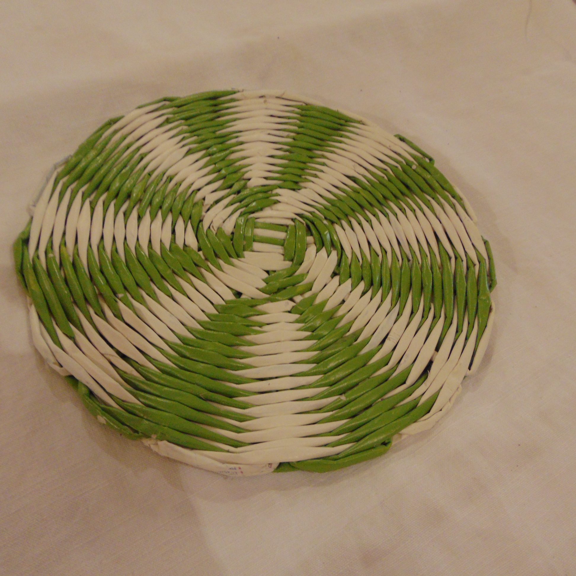 set de table en papier journal beige et vert