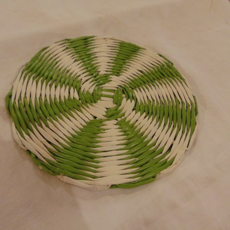 set de table en papier journal beige et vert