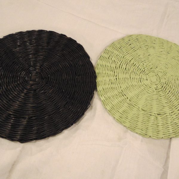 set de table en papier journal noir et beige