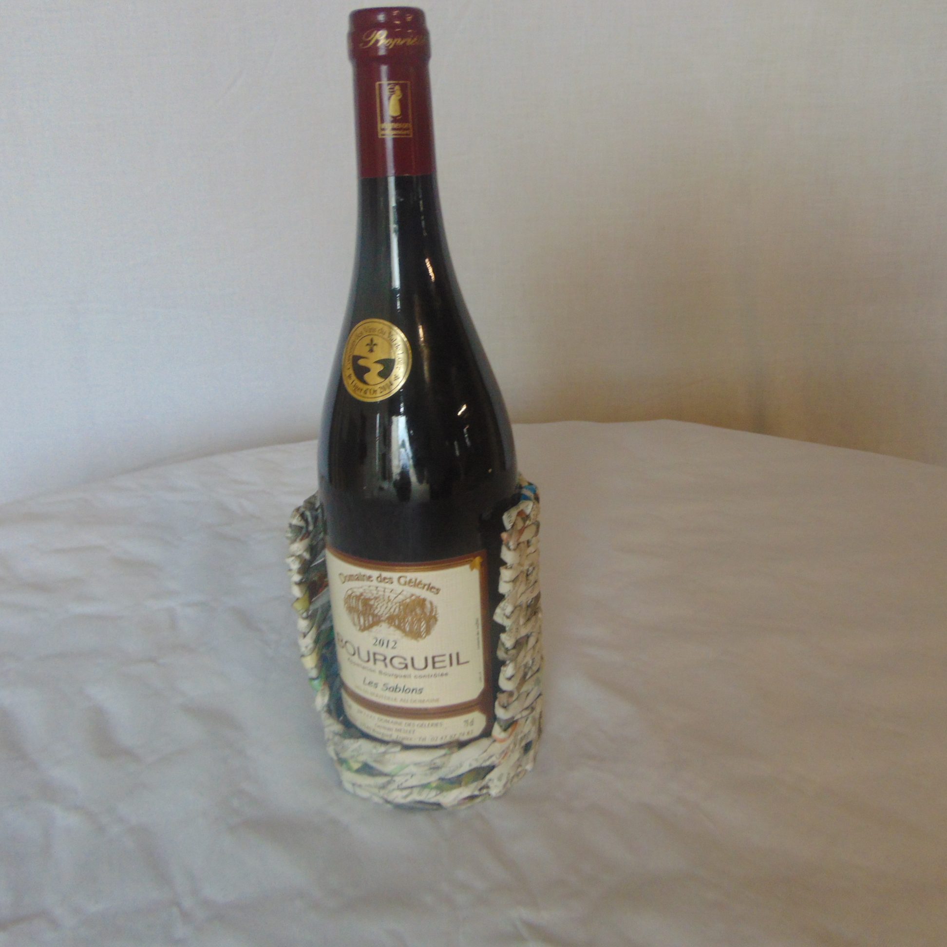 Mise en scène Porte Bouteille étiquette en journal brut