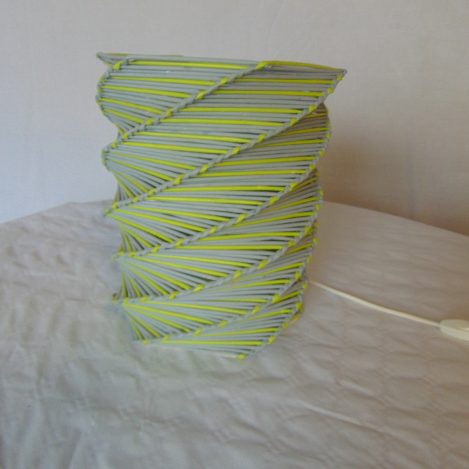 Grande Lampe torsade verte et grise en papier journal