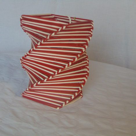 Lampe rouge et blanche en papier journal