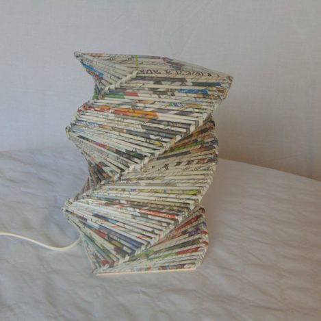 Lampe en papier journal brut