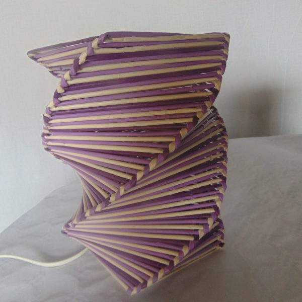 Lampe violet tricolore en papier journal