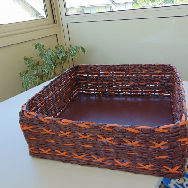 panier en papier journal orange et marron