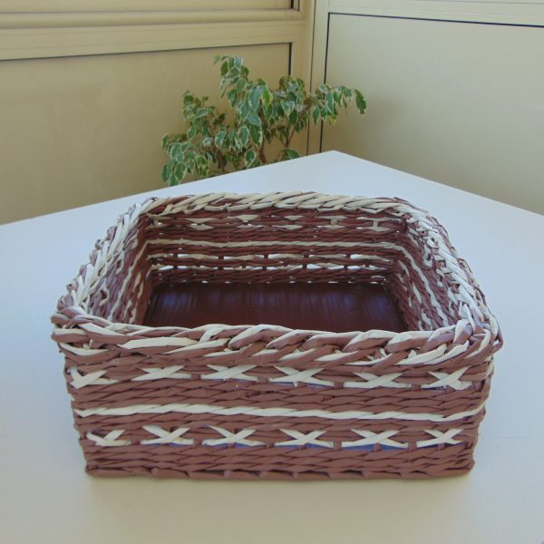 panier en papier journal beige et marron