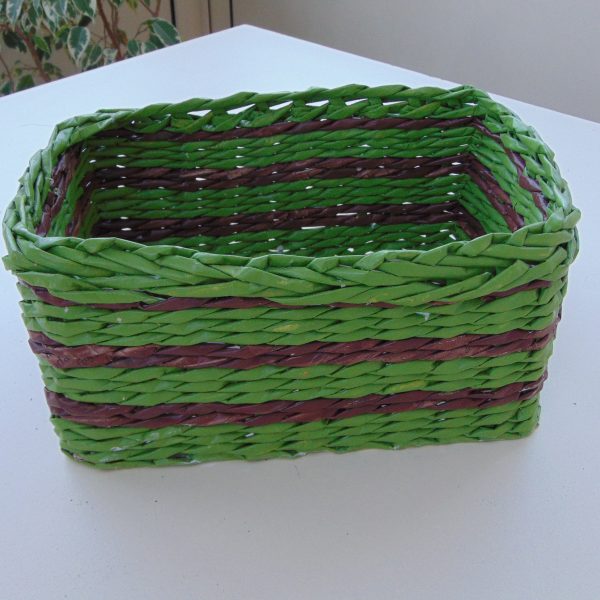 panier en papier journal vert et marron