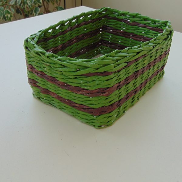 boite en papier journal vert et marron