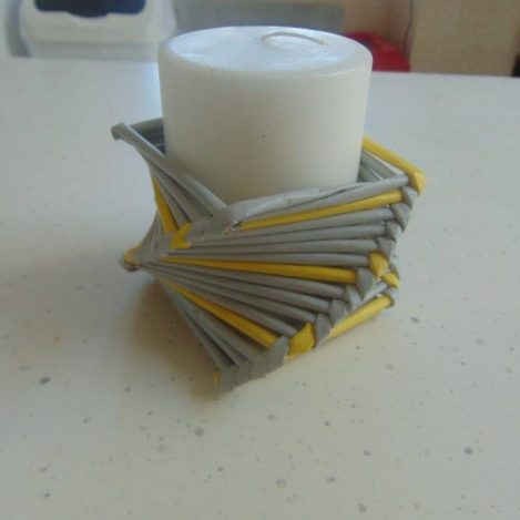 bougeoir en papier journal gris et jaune