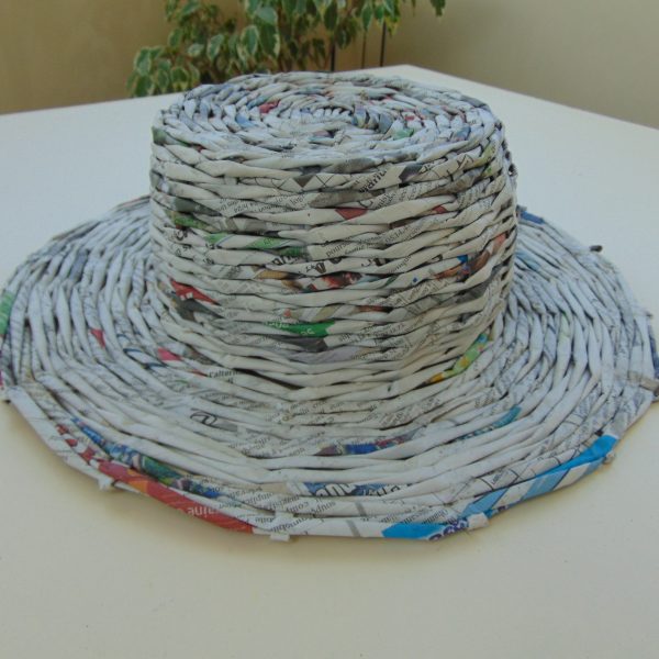 Chapeau en papier journal brut