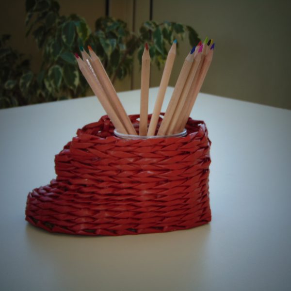 Pot à crayon rouge en papier journal vu de profil