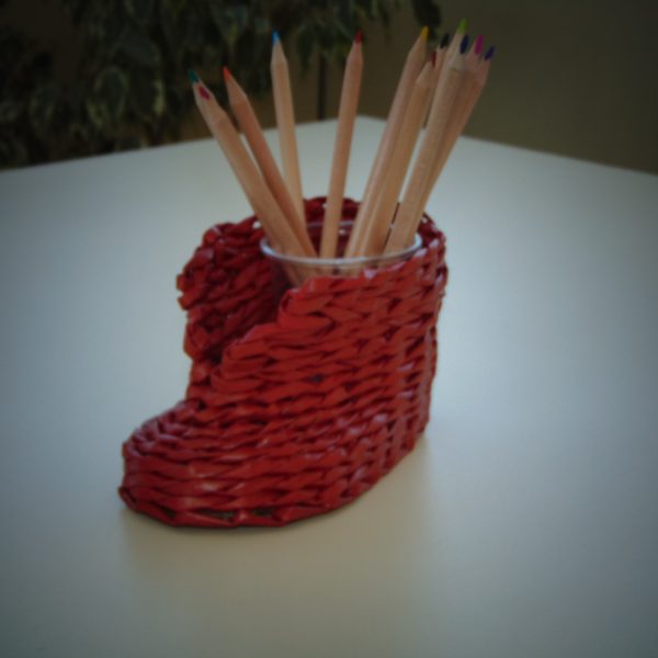 Pot à crayon rouge réalisé en Eco Vannerie