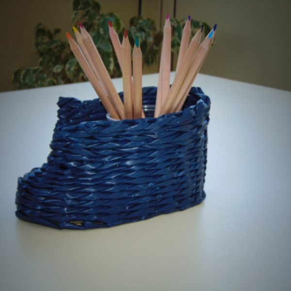 Pot à crayon bleu en papier journal