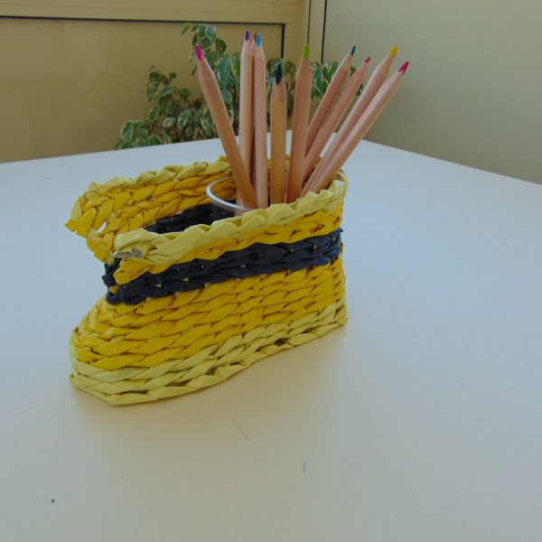 Pot à crayon jaune en papier journal