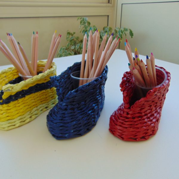 Pot à crayon en chaussure en papier journal