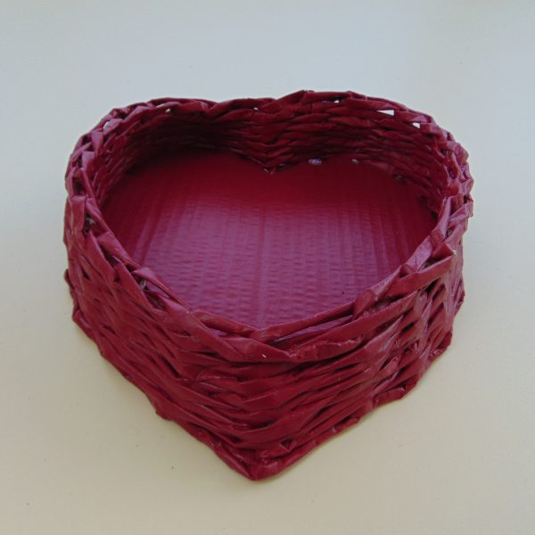 panier à doudou rose foncé en papier journal