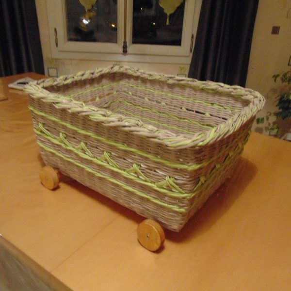 coffre à jouet vert et gris clair réalisé en papier journal