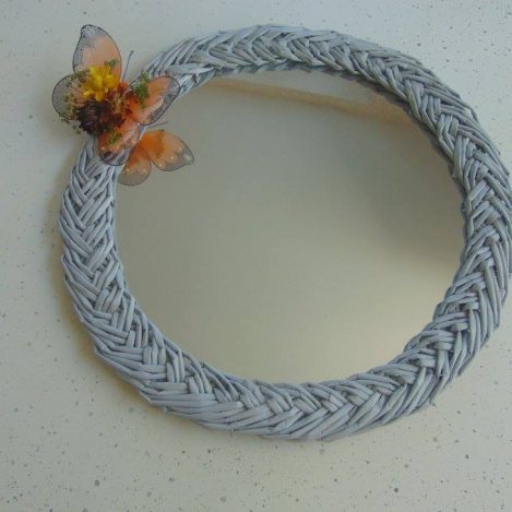 cardre de miroir tressé en papier journal gris