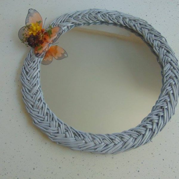 cardre de miroir tressé en papier journal gris