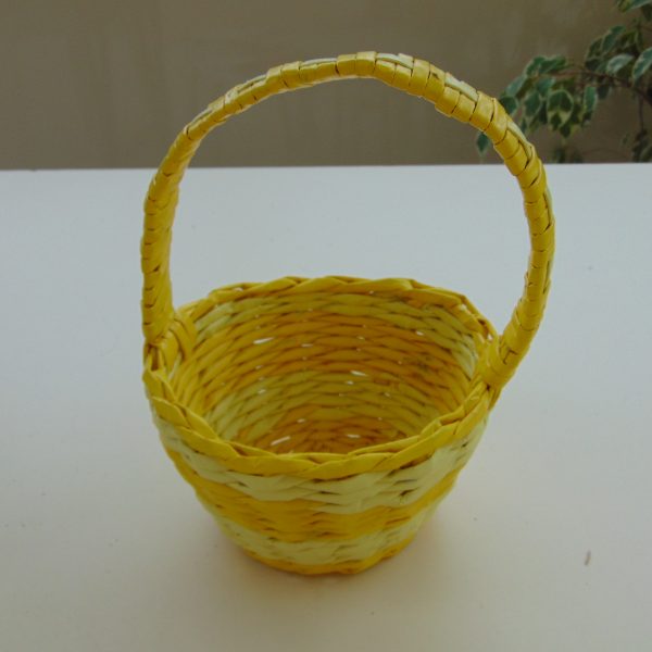 Panier avec anse jaune clair et canari vue de dessus