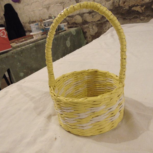 panier jaune et blanc en papier journal vue de profil