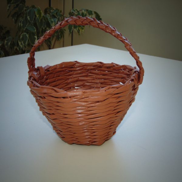 panier marron en papier journal vue de profil