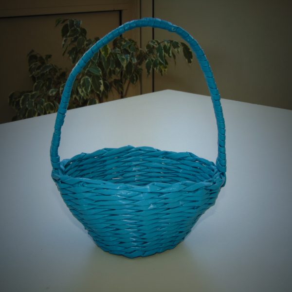 panier bleu en papier journal vue de profil