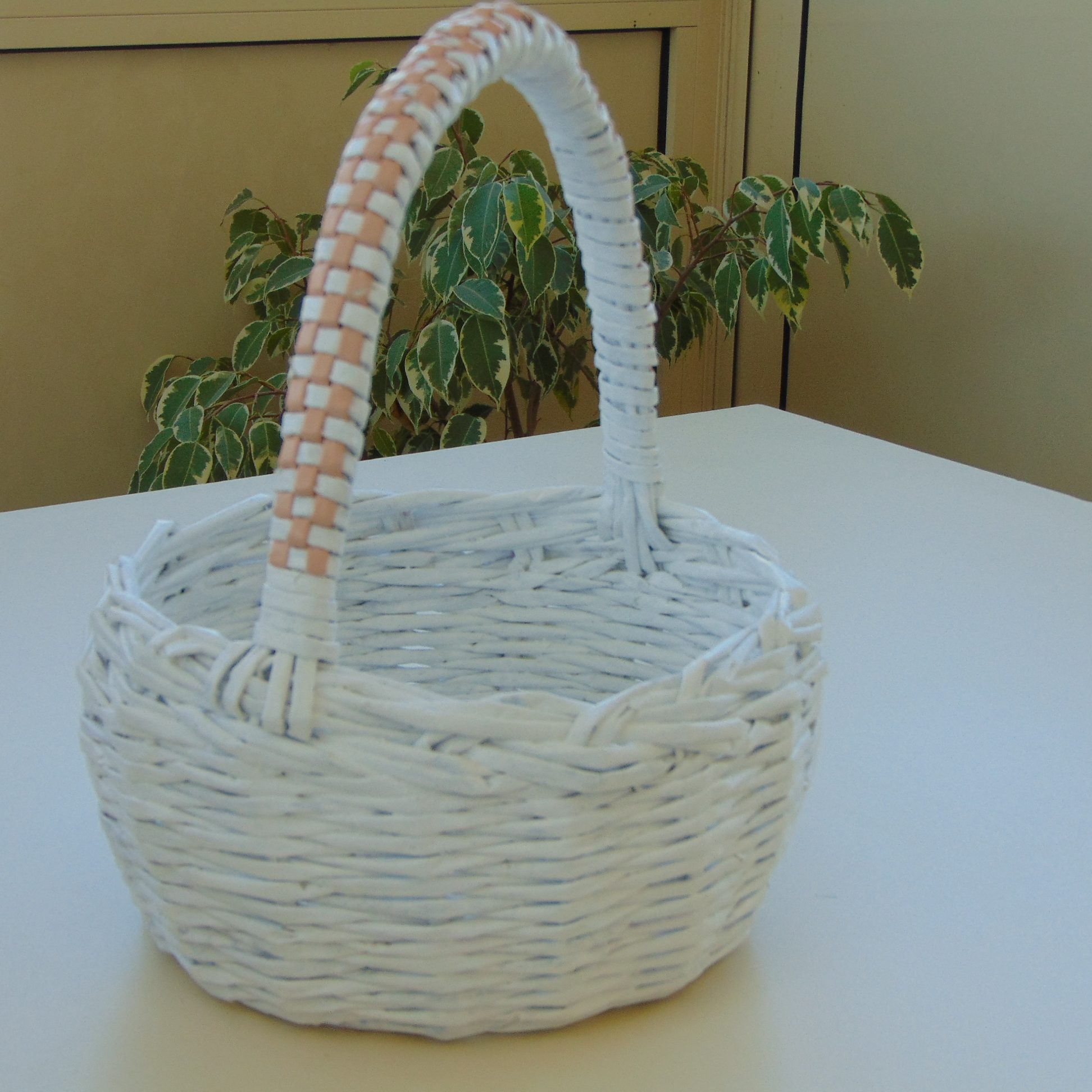 panier avec anse blanc et rose poudré en papier journal