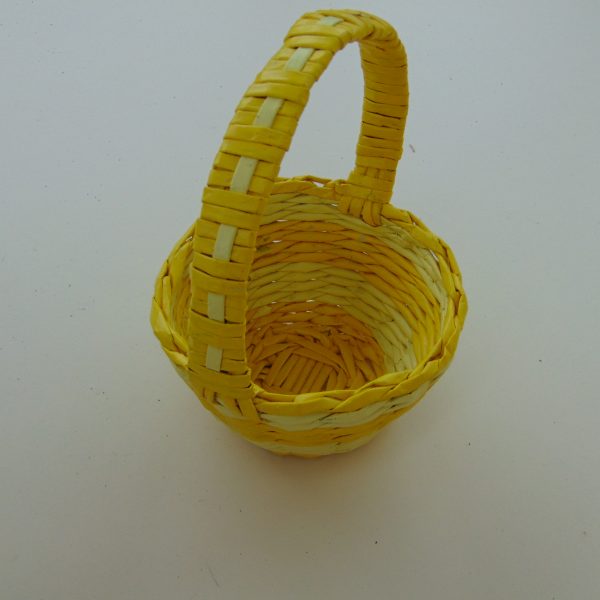 panier avec anse jaune claire et canari en papier journal
