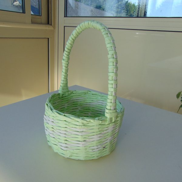 Panier avec anse vert et blanc en papier journal