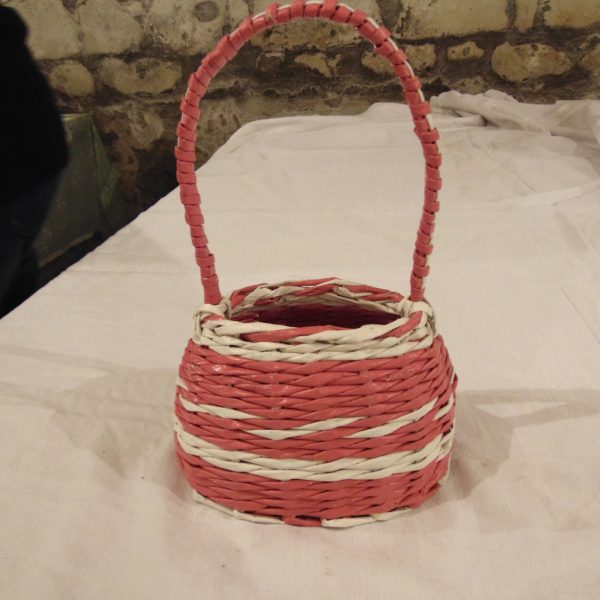 panier rose et blanc en papier journal vue de profil