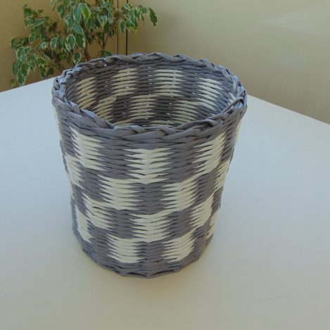 panier de salle de bain gris et blanc en papier journal