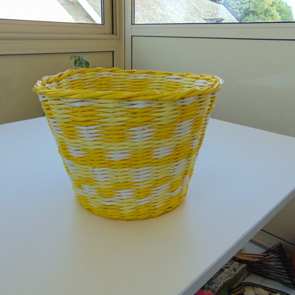 panier de salle de bain jaune et blanc vue de profil panier de salle de bain jaune et blanc vue de profil