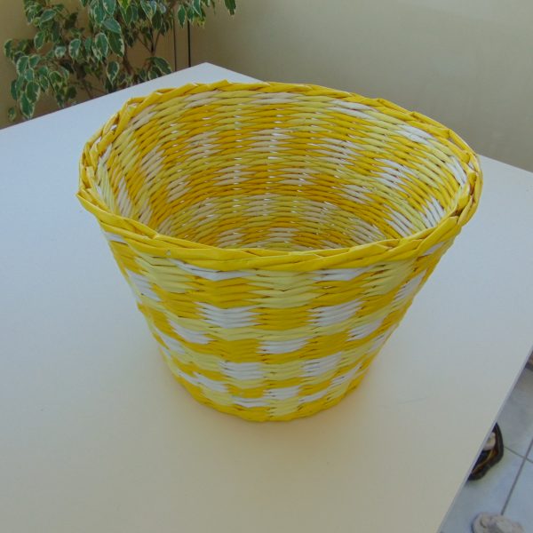 panier de salle de bain en papier journal jaune et blanc panier de salle de bain en papier journal jaune et blanc