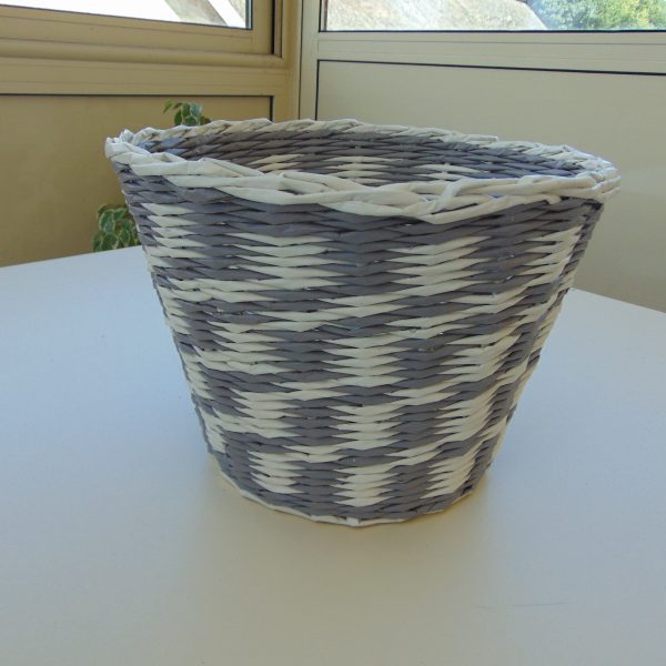 panier de salle de bain en papier journal vue de profil panier de salle de bain en papier journal vue de profil