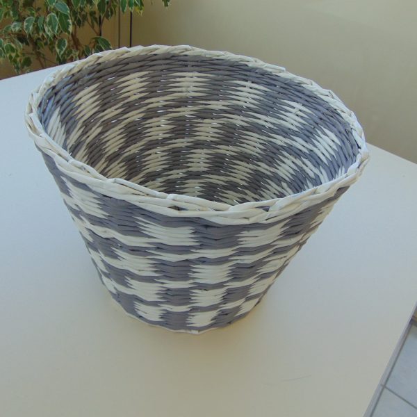 panier à salle de bain en papier journal blanc et bleu panier à salle de bain en papier journal blanc et bleu