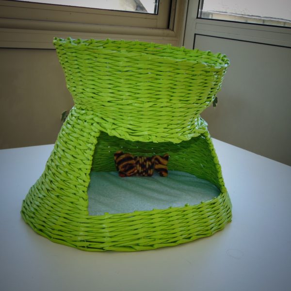 panier à chat en papier journal vert anis