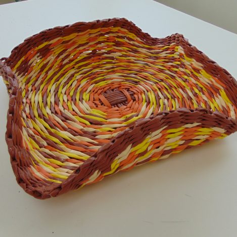 Plat décoratif en papier journal marron orange jaune et blanc