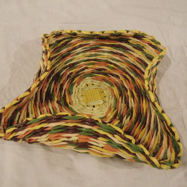 Plat décoratif en papier journal vue de dessus Plat décoratif en papier journal vue de dessus