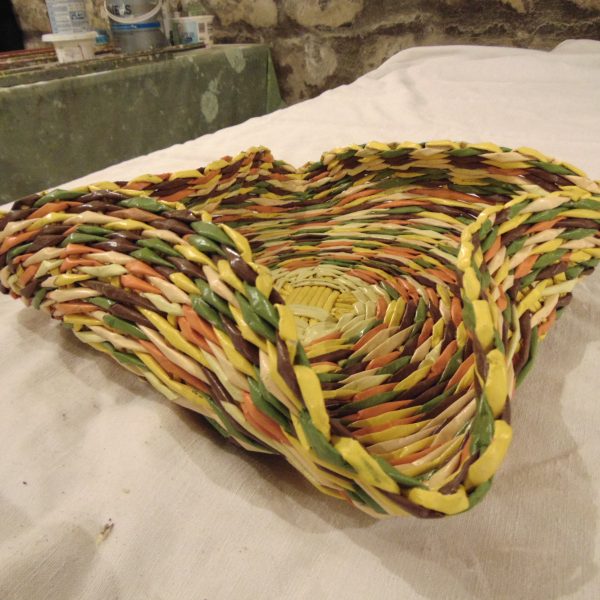 Plat décoratif en papier journal jaune vert marron et orange Plat décoratif en papier journal jaune vert marron et orange